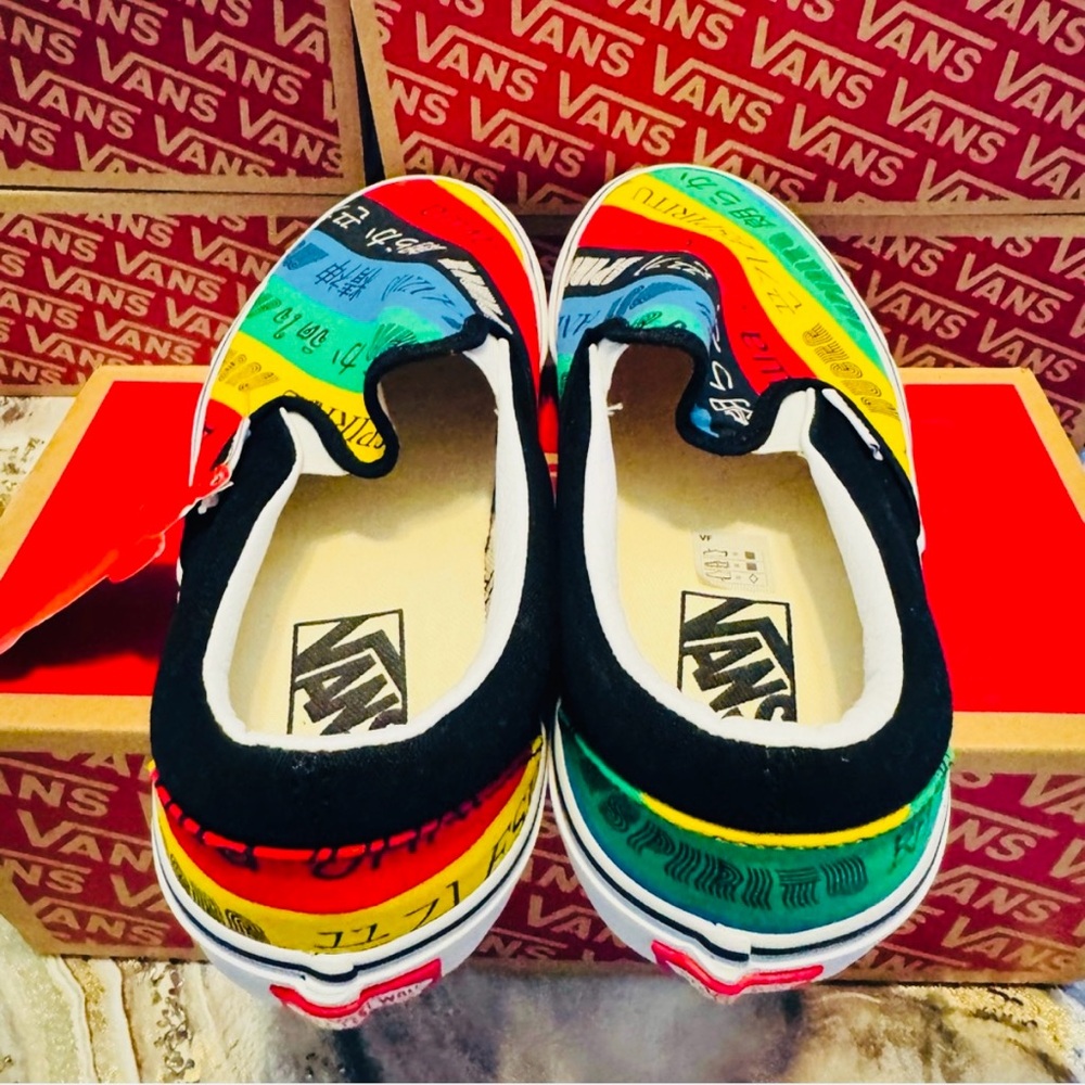 Vans NWT / Box Off The Wall Rainbow Spirit Classic Slip On Shoes - Picture 8 of 10